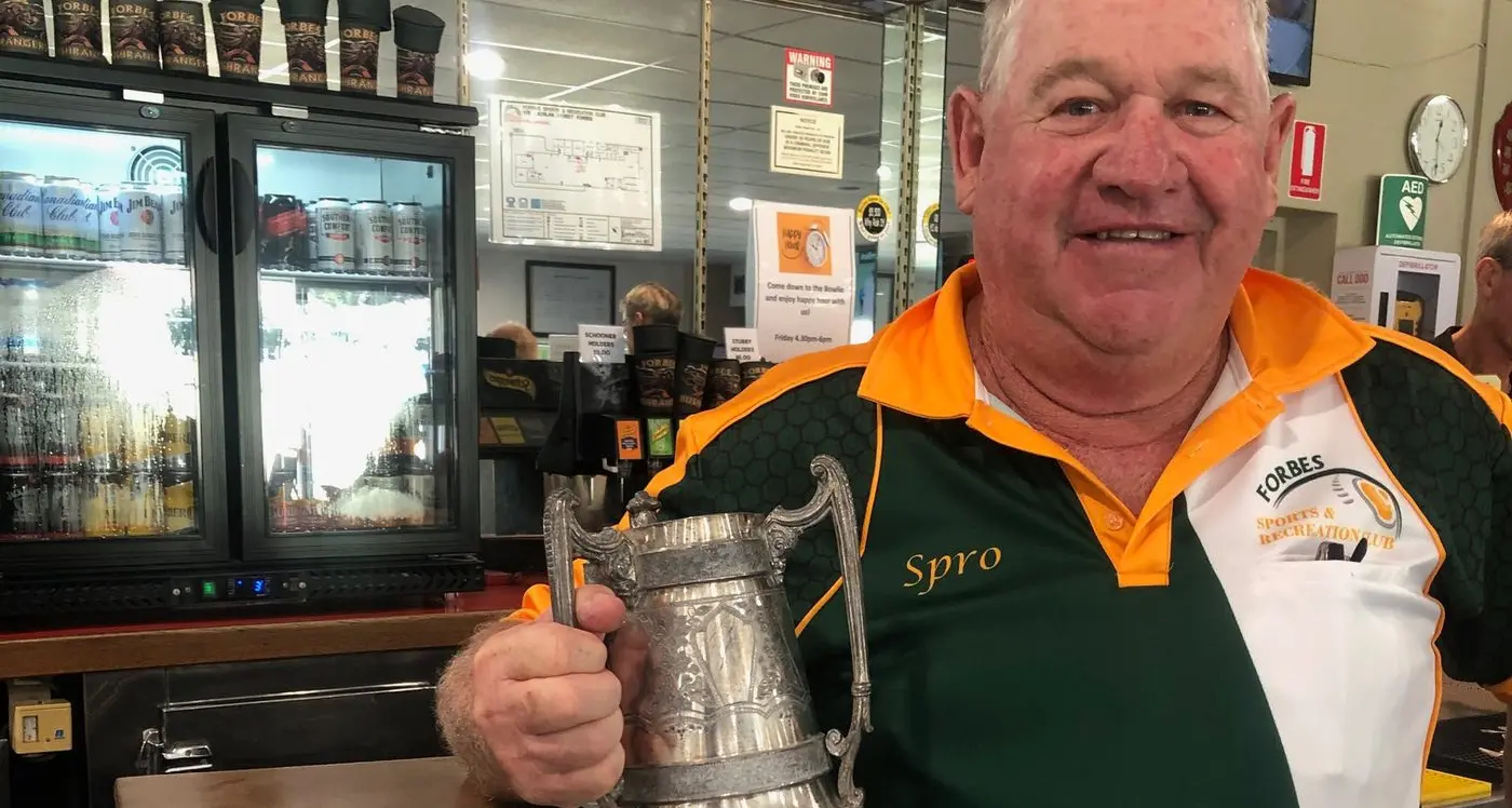 Favourites battle it out