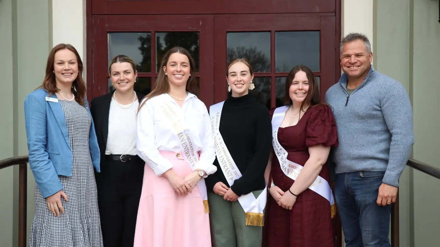 Three candidates for Young Woman competition