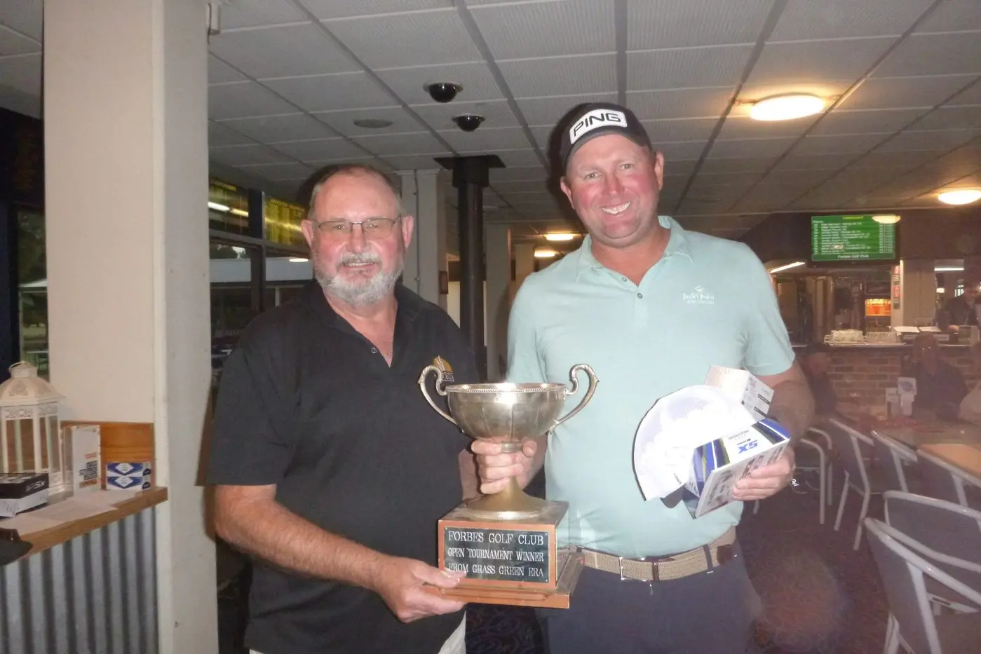 Forbes V-P Mark Watts presents the Open Trophy to winner Steve Betland (Forbes).