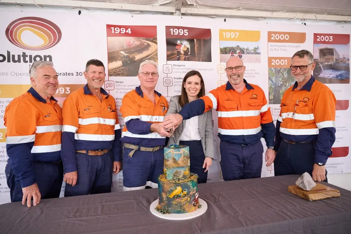 Northparkes Operations employees Tony Melhuish, Brad Mill, Ian Cowle, Rob Cunningham (Northaparkes General Manager) and Ian Rowe join the NSW Minister for Natural Resources, The Hon. Courtney Houssos, MLC cutting the cake.