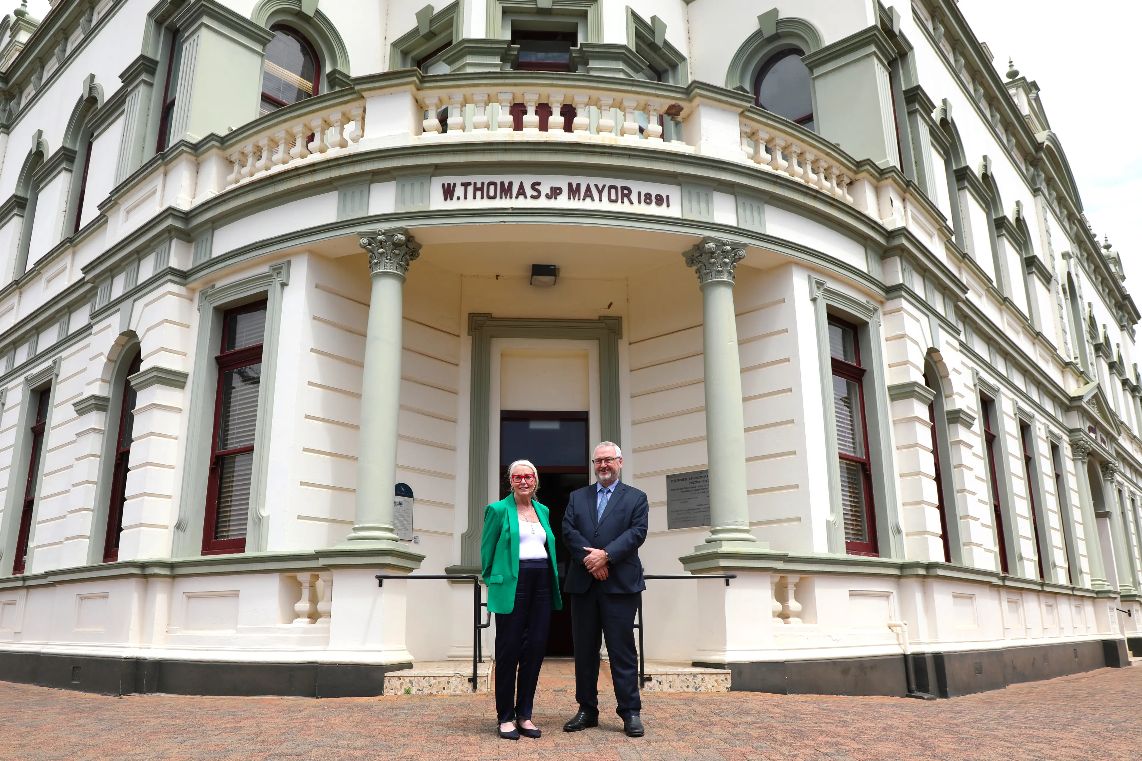 <p>Mayor Phyllis Miller OAM welcomes interim general manager Stephen Dunshea to Forbes and Forbes Shire Council.</p>\\n