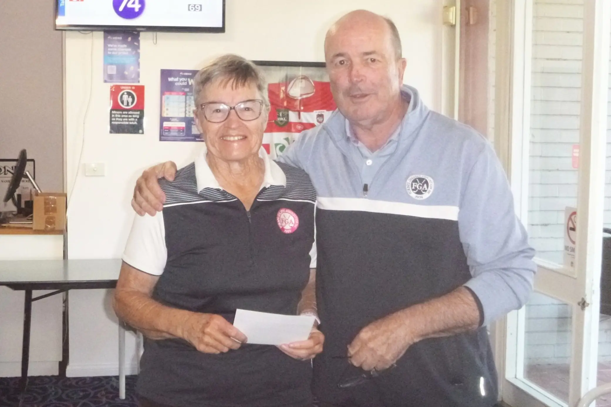<p>Heather Davidson, winner of the Ladies Forbes Classic Scratch, featured in last week\\'s Advocate, receives her prize from joint organiser Tony Cogswell.</p>\\n