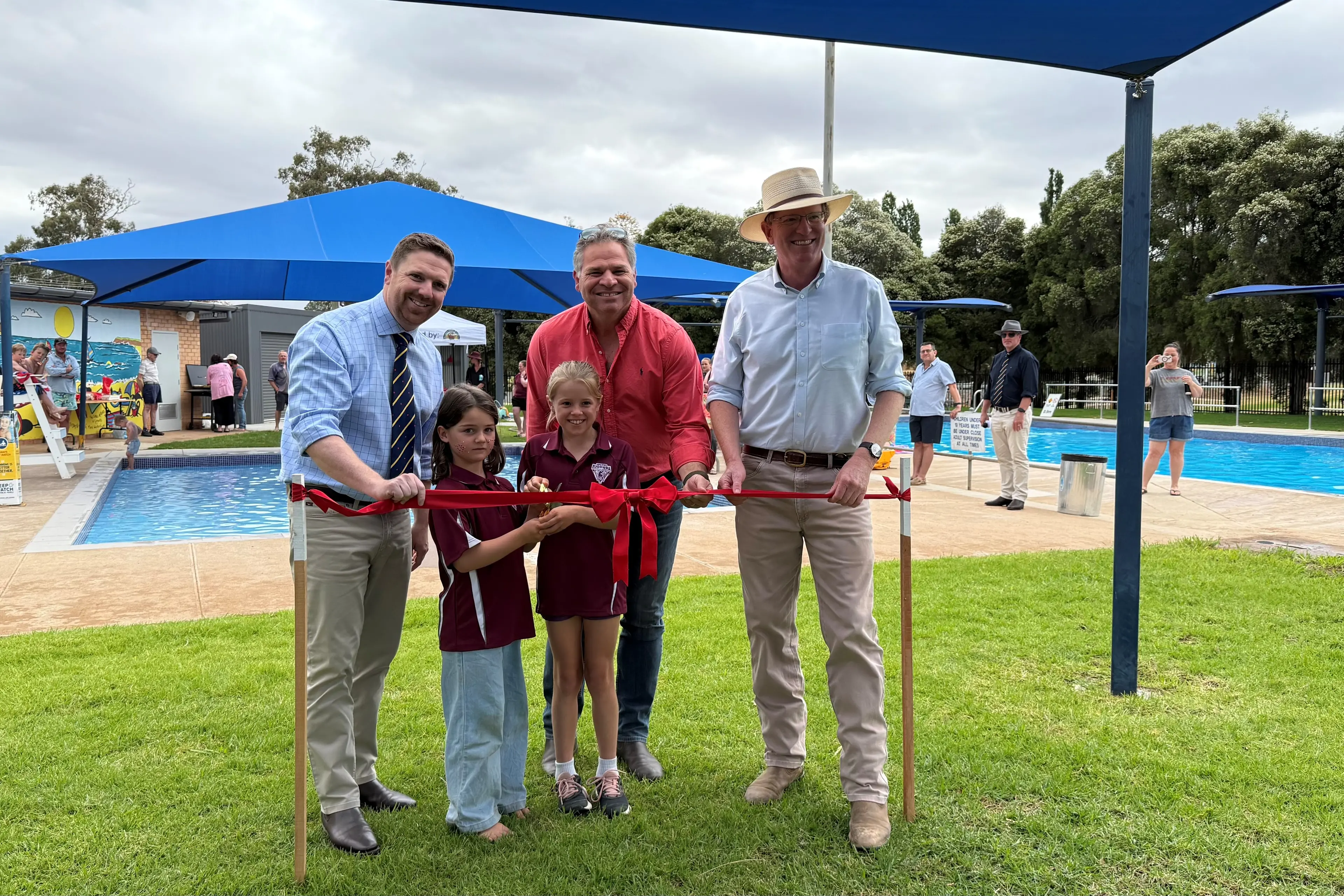 <p>Two young Eugowra locals Molly Miles and Elsie Noble cut the ribbon to reopen refurbishments at Eugowra pool with Cabonne Deputy Mayor Jamie Jones, State MP Philip Donato and Federal MP Andrew Gee. </p>\\n