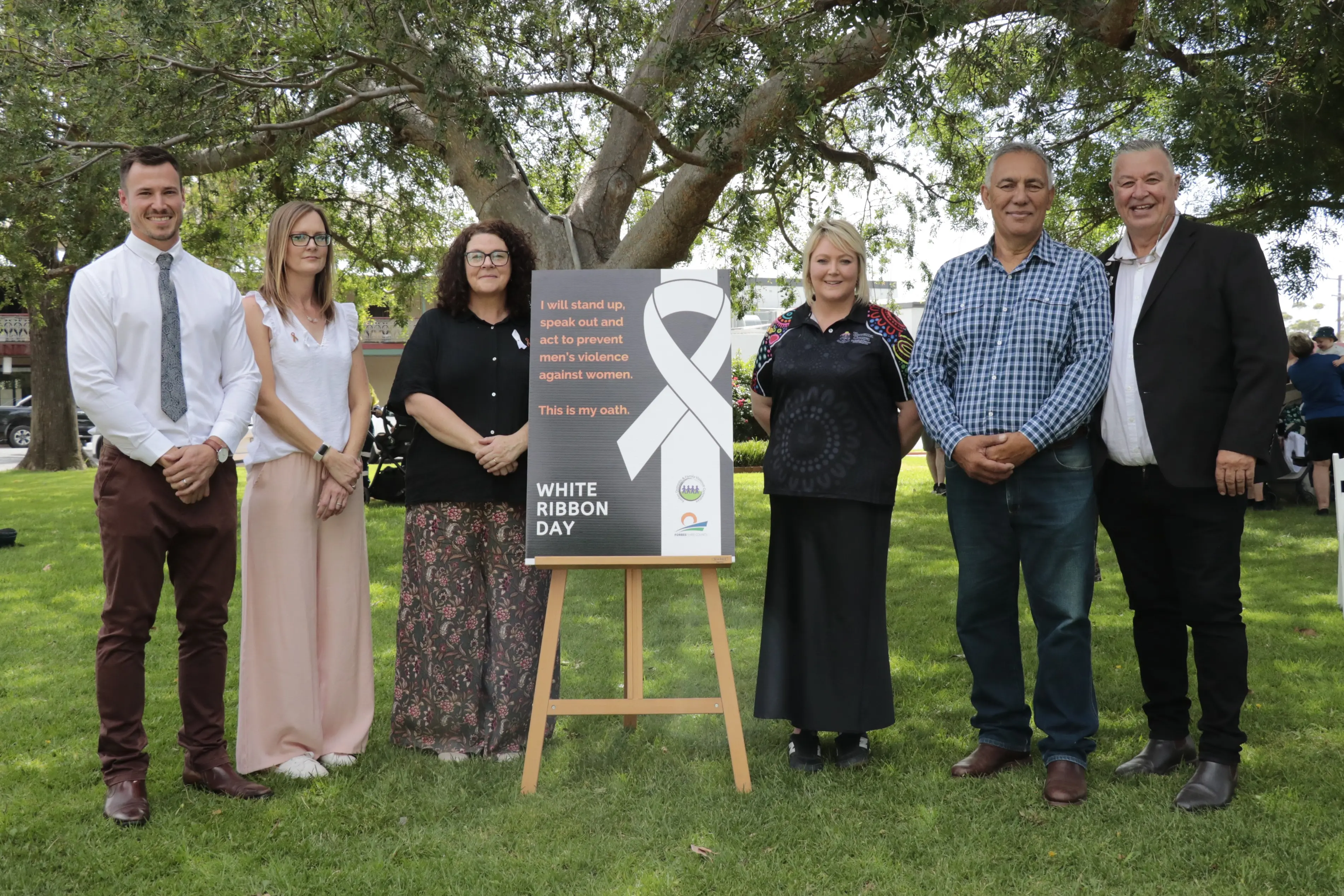 <p>Guest speaker Jarrod Tyack, Sky Bullock and Renee Ellison from Holistic Avenue, Stevie Darcy from Forbes Domestic and Family Violence committee, Cr Steve Karatiana and Barry Merritt with the White Ribbon Day oath. </p>\\n