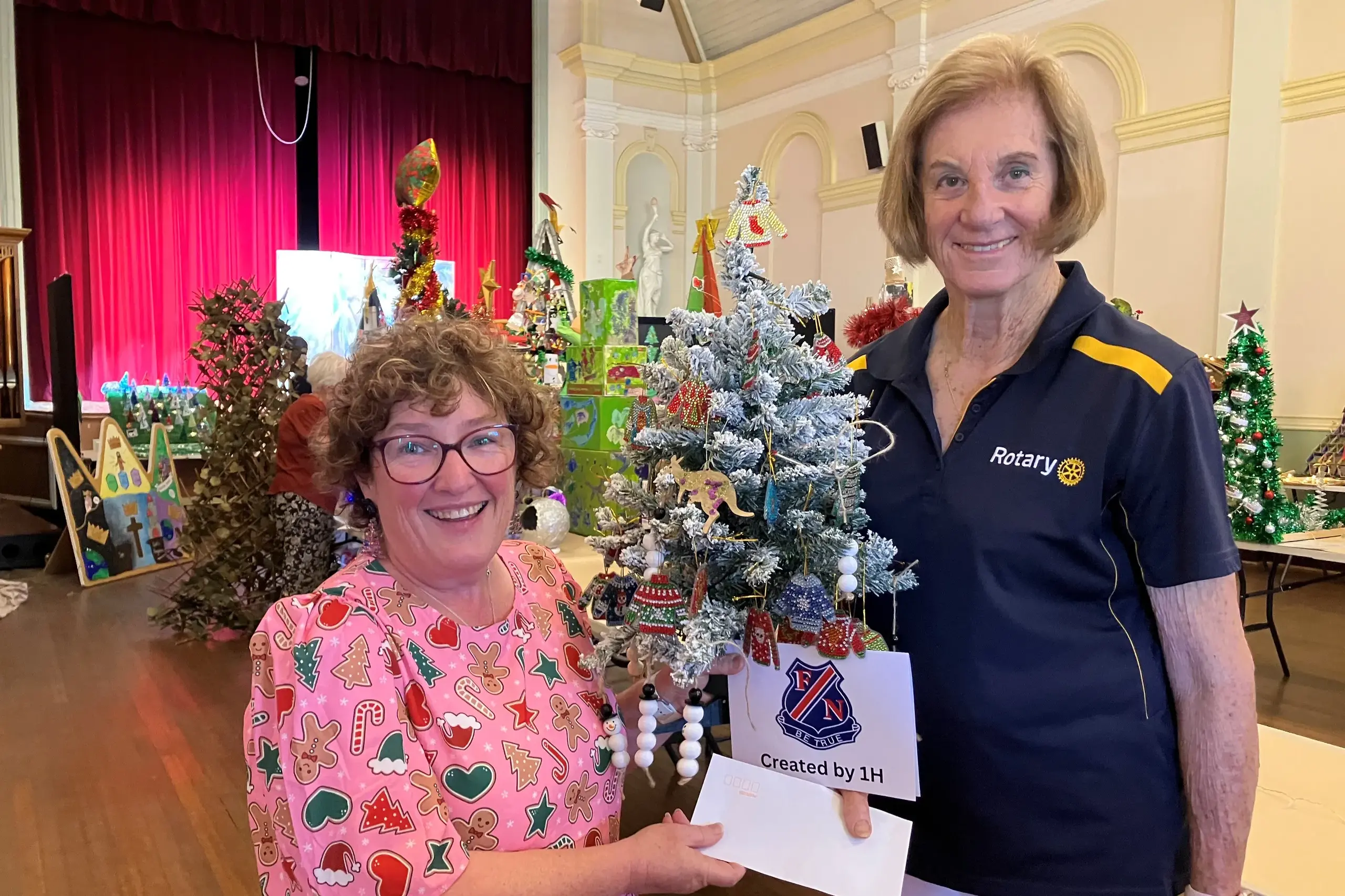 <p>Teacher Simone Harding with the tree made by Forbes North Public School 1H, whose tree won the most popular vote on the weekend. PHOTO: Rotary Ipomoea</p>\\n