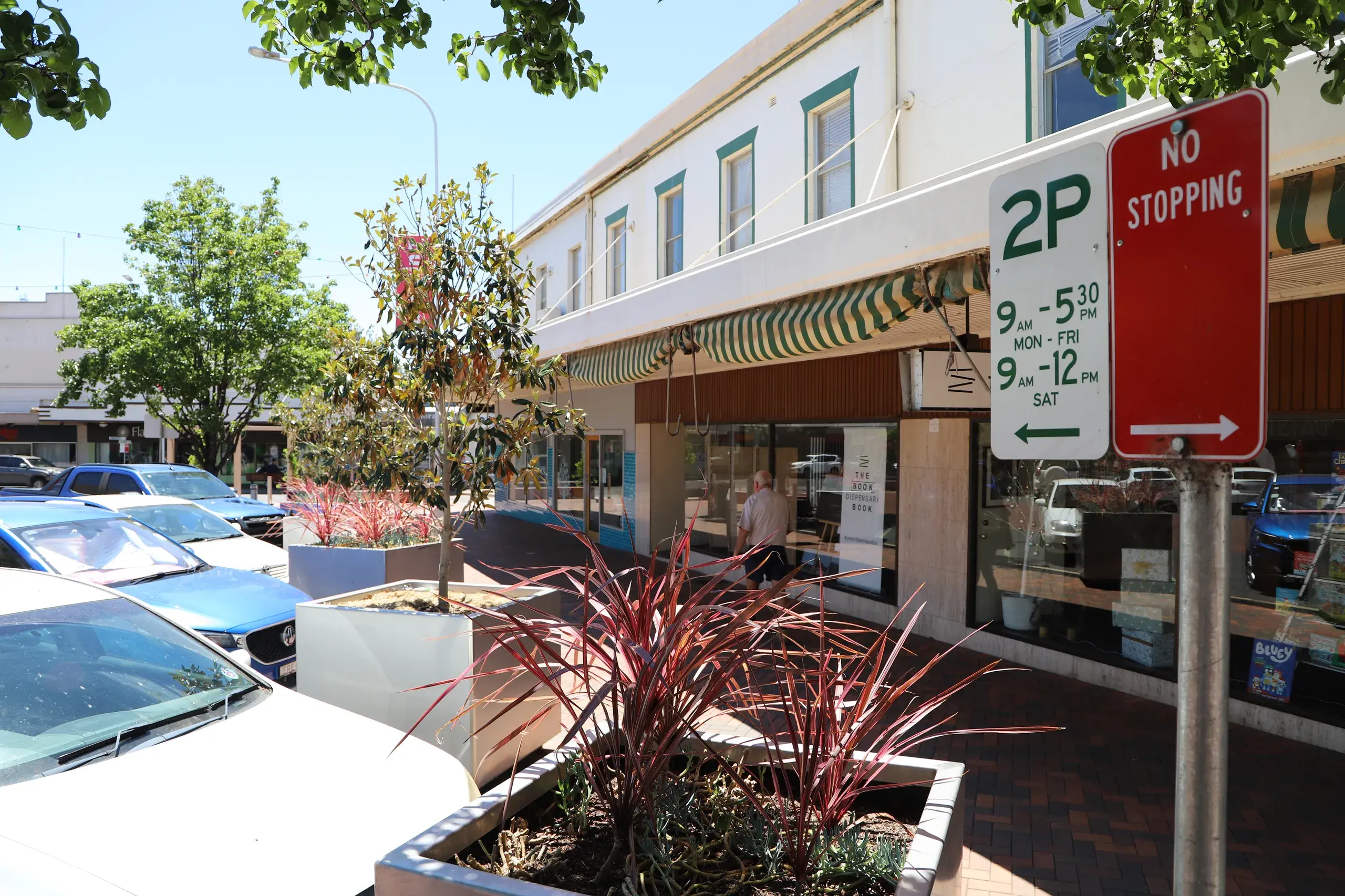 <p>Parking is in high demand during Christmas shopping so make sure you check the limits. </p>\\n