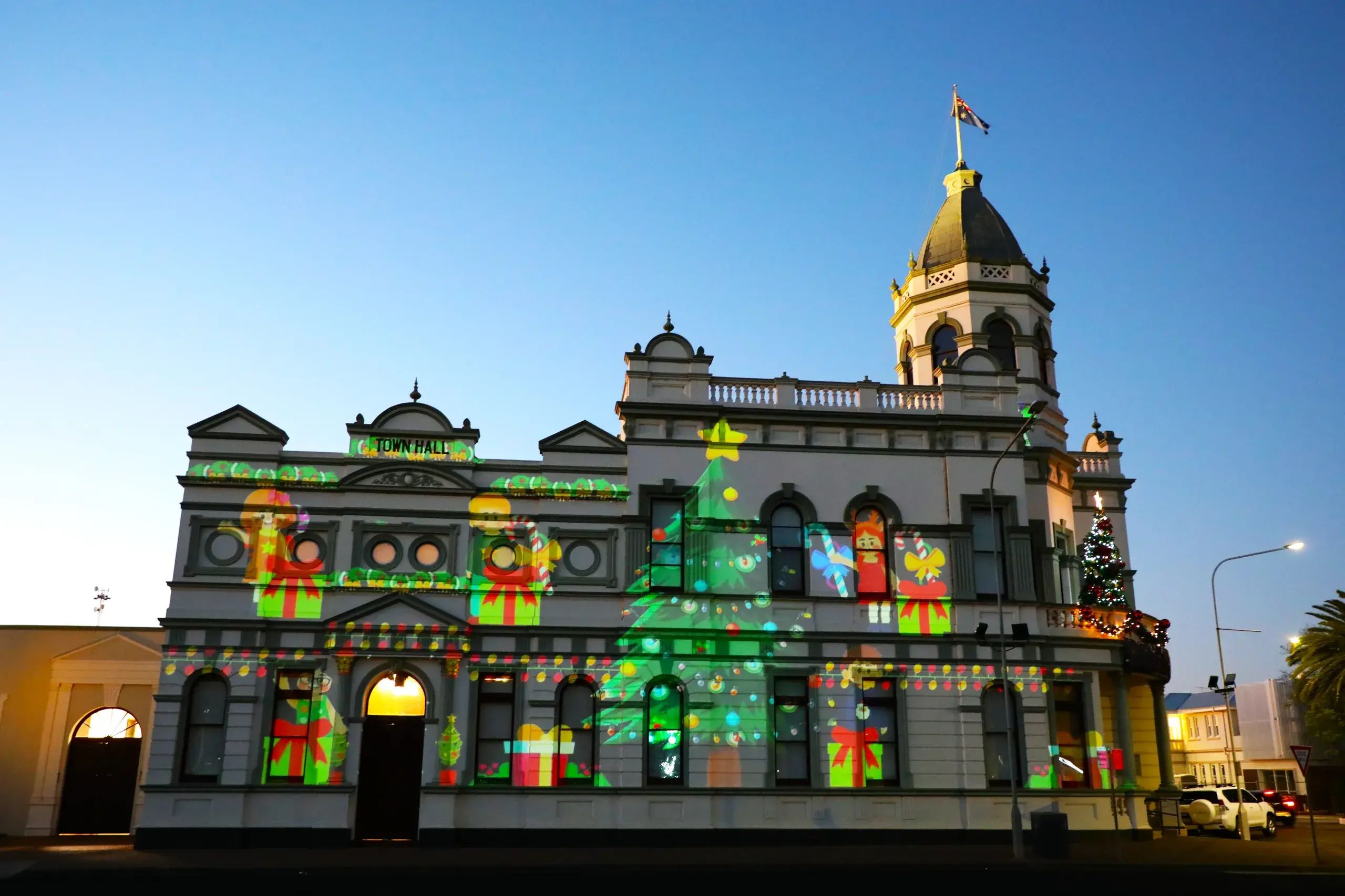 <p>Pull up at Town Hall and tune in your radio to enjoy this year\\'s Christmas projection.</p>\\n