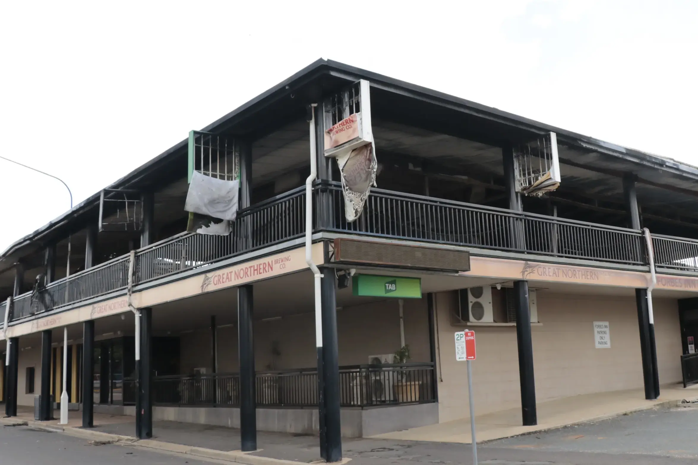 <p>This part of Rankin Street remains closed after fire damaged the Forbes Inn about 1.30am Saturday.</p>\\n