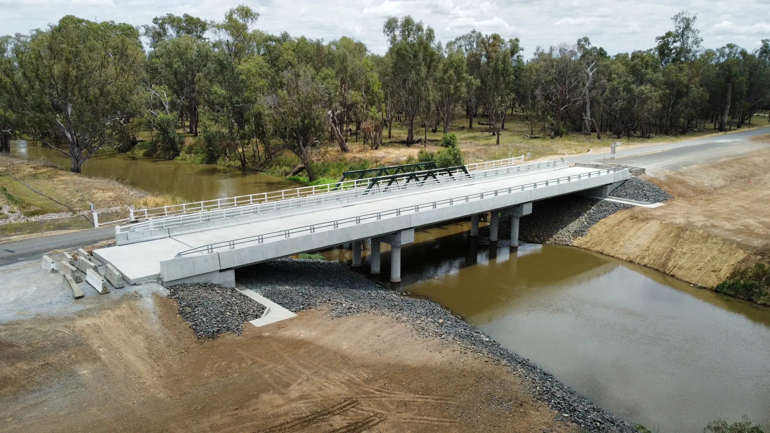 Final earthworks, approaches to Warroo Bridge