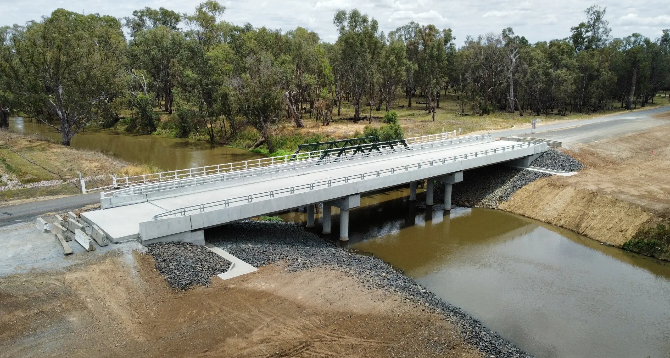 Final earthworks, approaches to Warroo Bridge