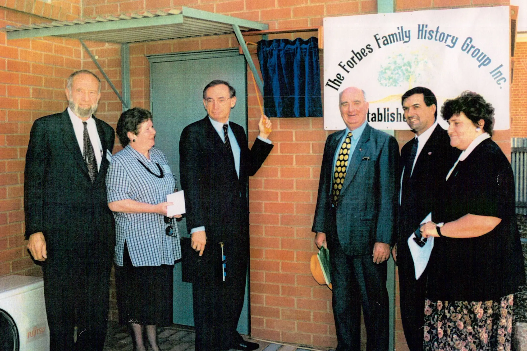 <p>Mayor John Mahlo, Caryl Slattery (FFHG), Premier Bob Carr, Member for Lachlan Ian Armstrong, Tony Kelly MLC and Cr. Dianne Decker at the official opening of extensions to FFHG rooms on Monday, 23 February 1998. PHOTO: Forbes Advocate 26 February 1998</p>\\n