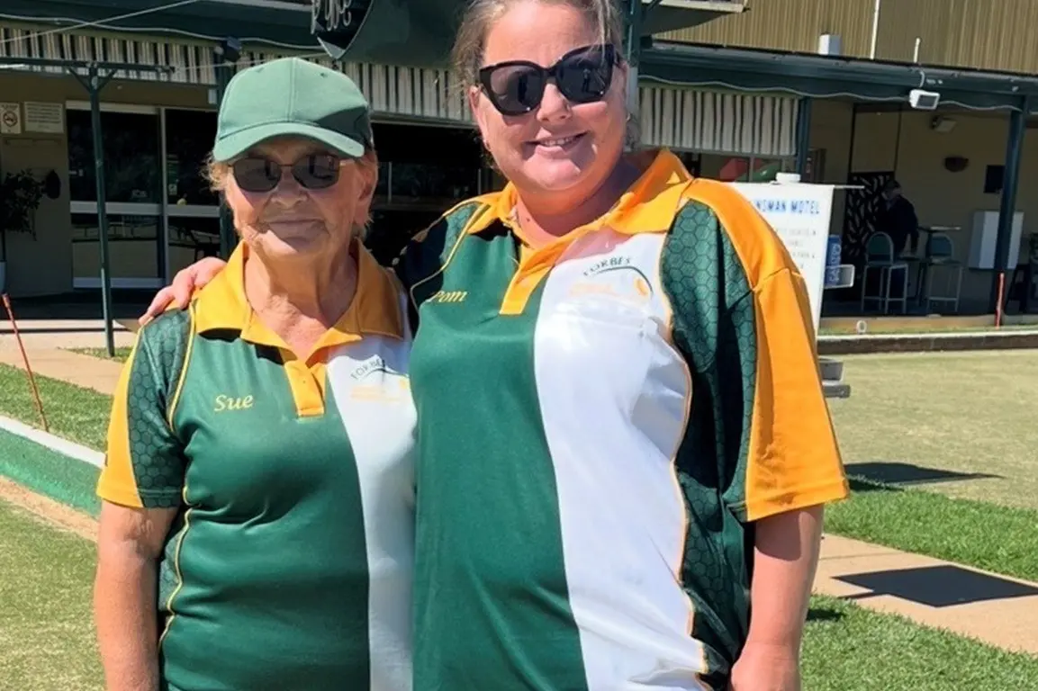 <p>Women\\'s minor singles finalists Sue White and Kelly Stringer. </p>\\n