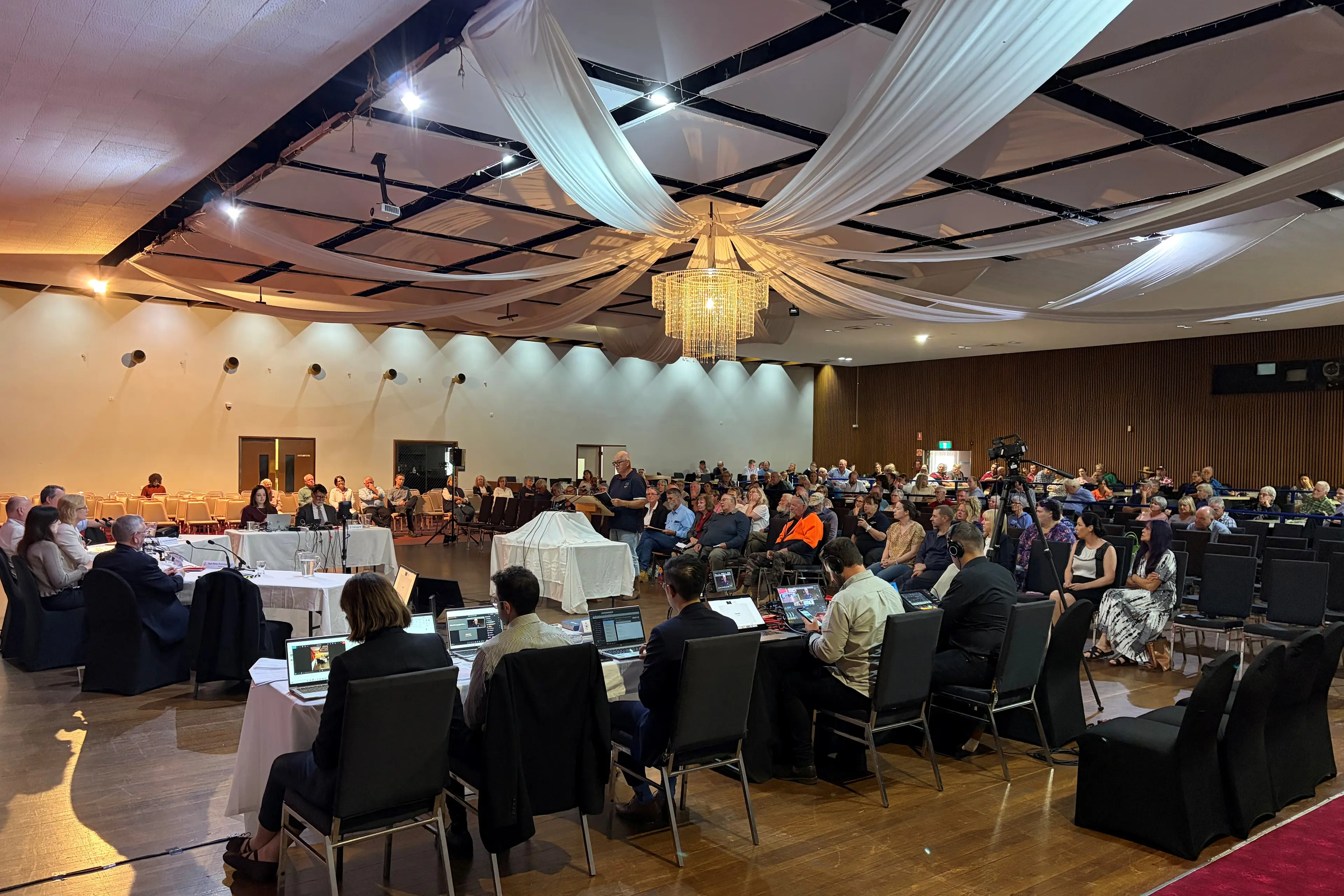 <p>As community members attended the public forum of the Parliamentary Inquiry into Energy from Waste facilities at the Parkes Leagues Club, 28 people registered to speak. PHOTO: Christine Little</p>\\n