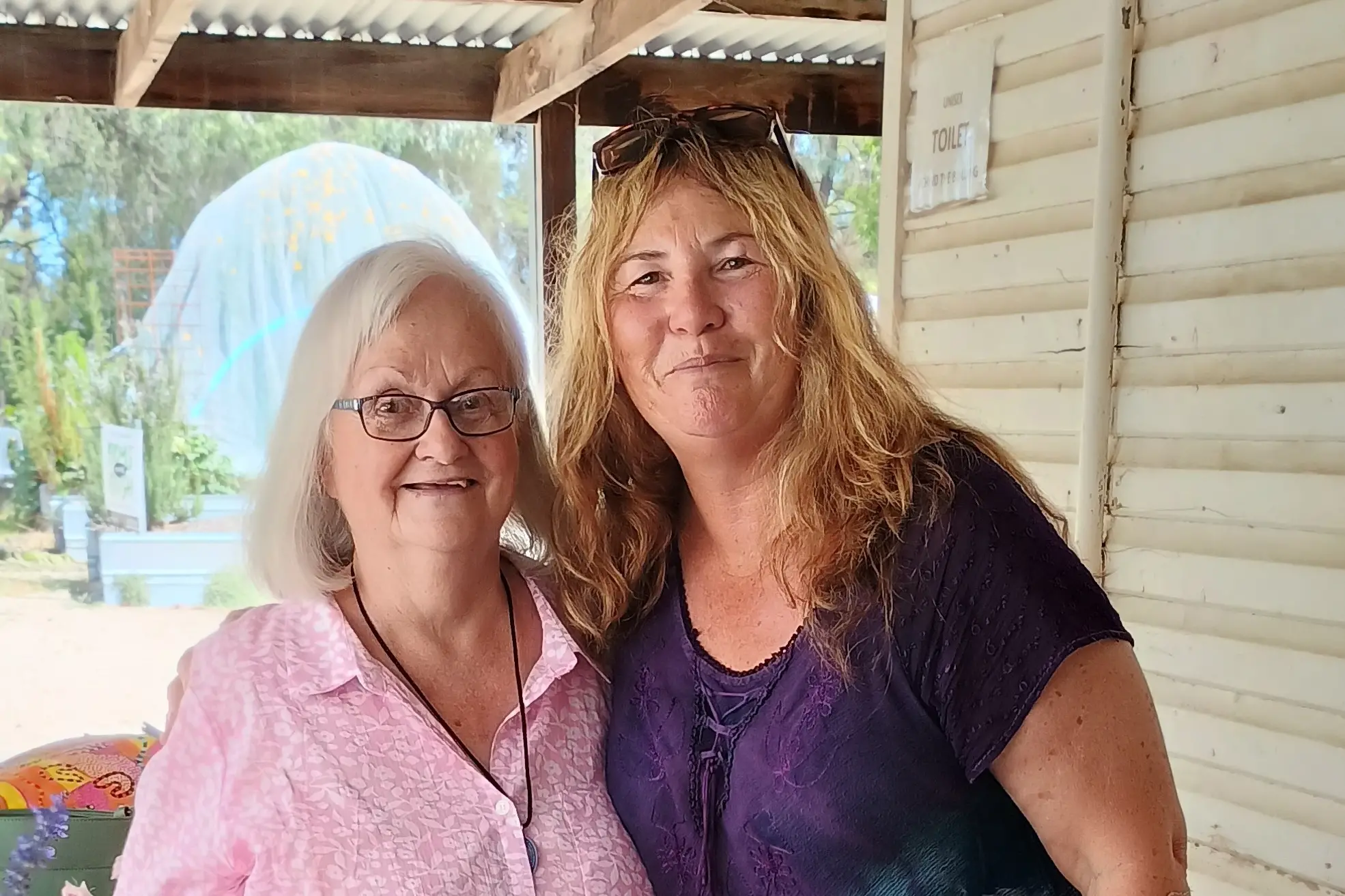 <p>Lee Sanderson and Diane Buckman at the gardens. </p>\\n