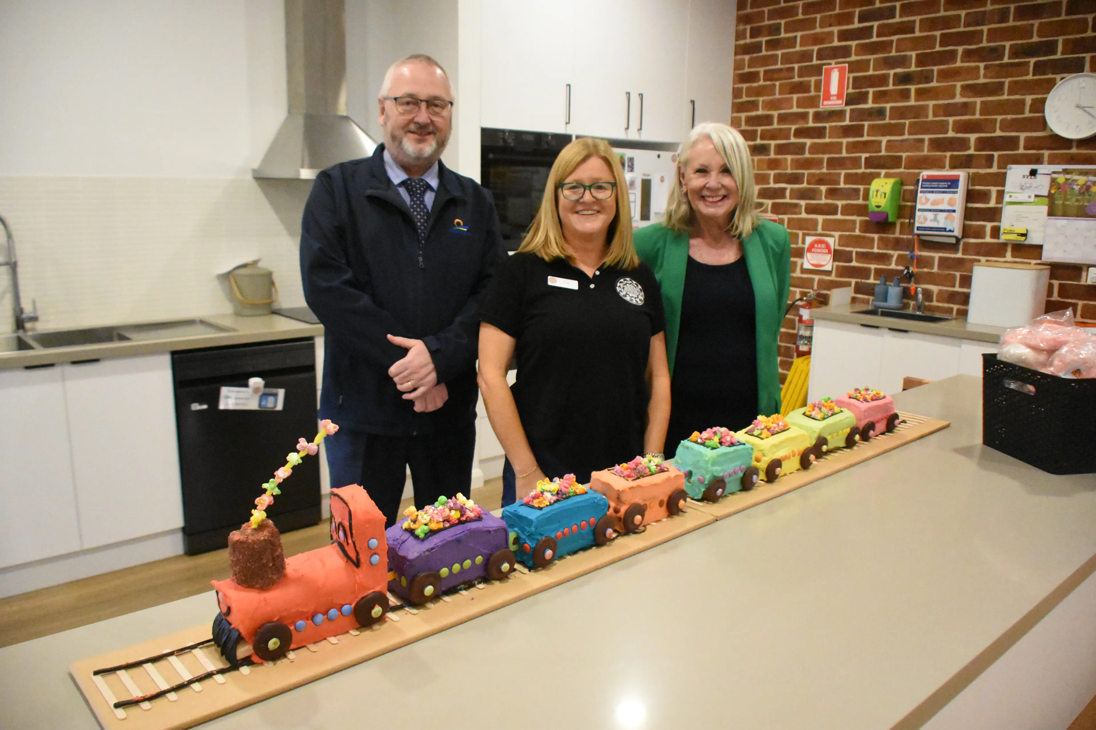 <p>Preschool director Amy Shine, Forbes Shire Council interim general manager Stephen Dunshea and Mayor Phyllis Miller OAM with the preschool\\'s 10th birthday cake.</p>\\n