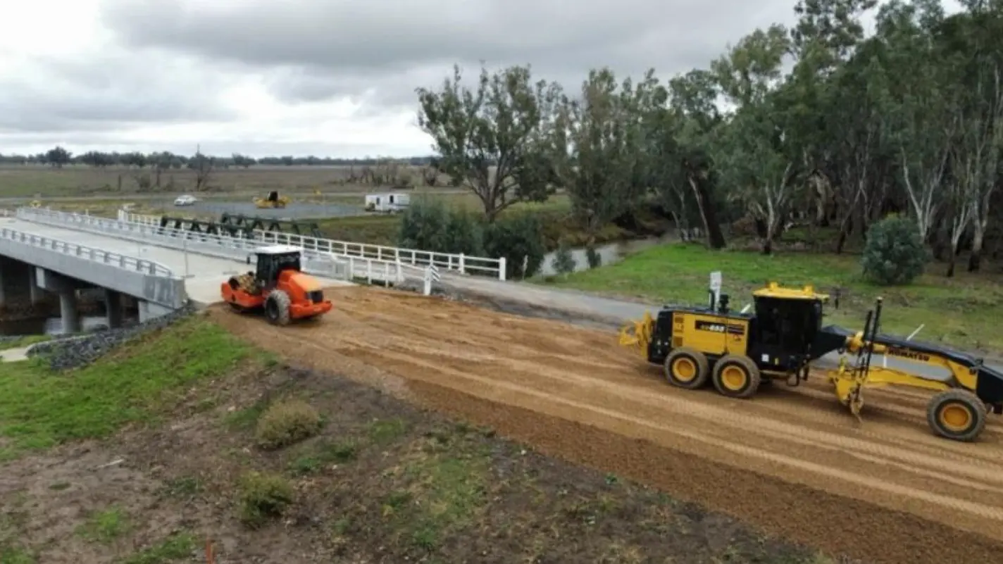 Work continues to build approaches to new Warroo Bridge