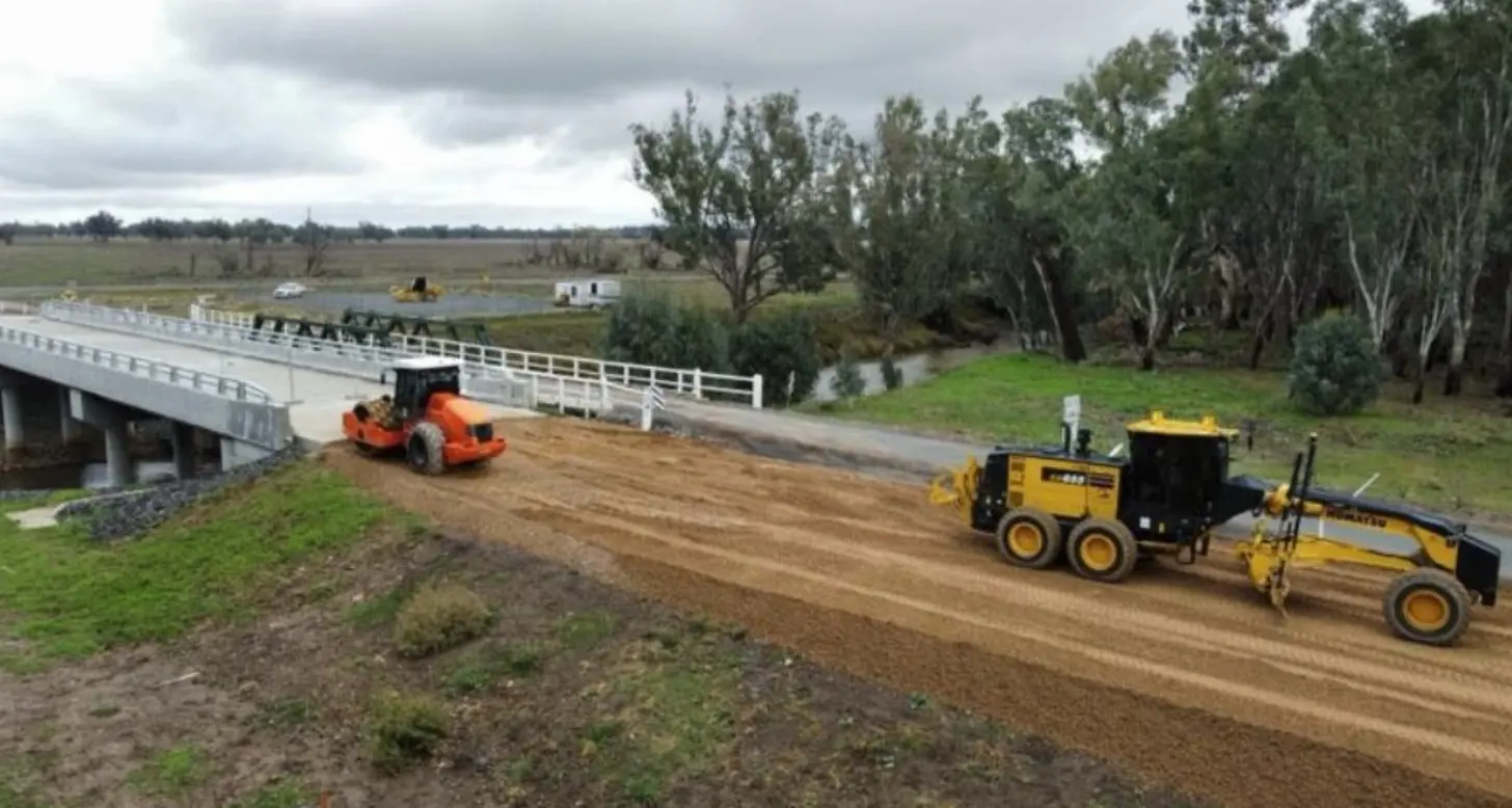 Work continues to build approaches to new Warroo Bridge