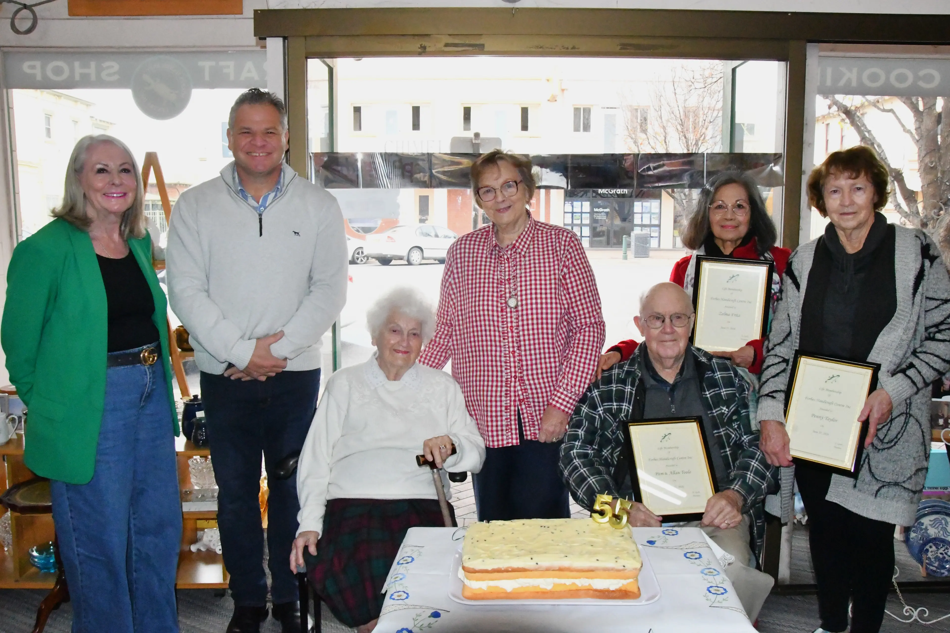<p>Forbes Mayor Phyllis Miller, Life Member Marion Hales, Member for Orange Phil Donato, Pam Toole, Deirdre Quirk, Allan Toole, Cheryl Burridge, Kathy Bray, Penny Taylor and Zelma Fitz.</p>\\n