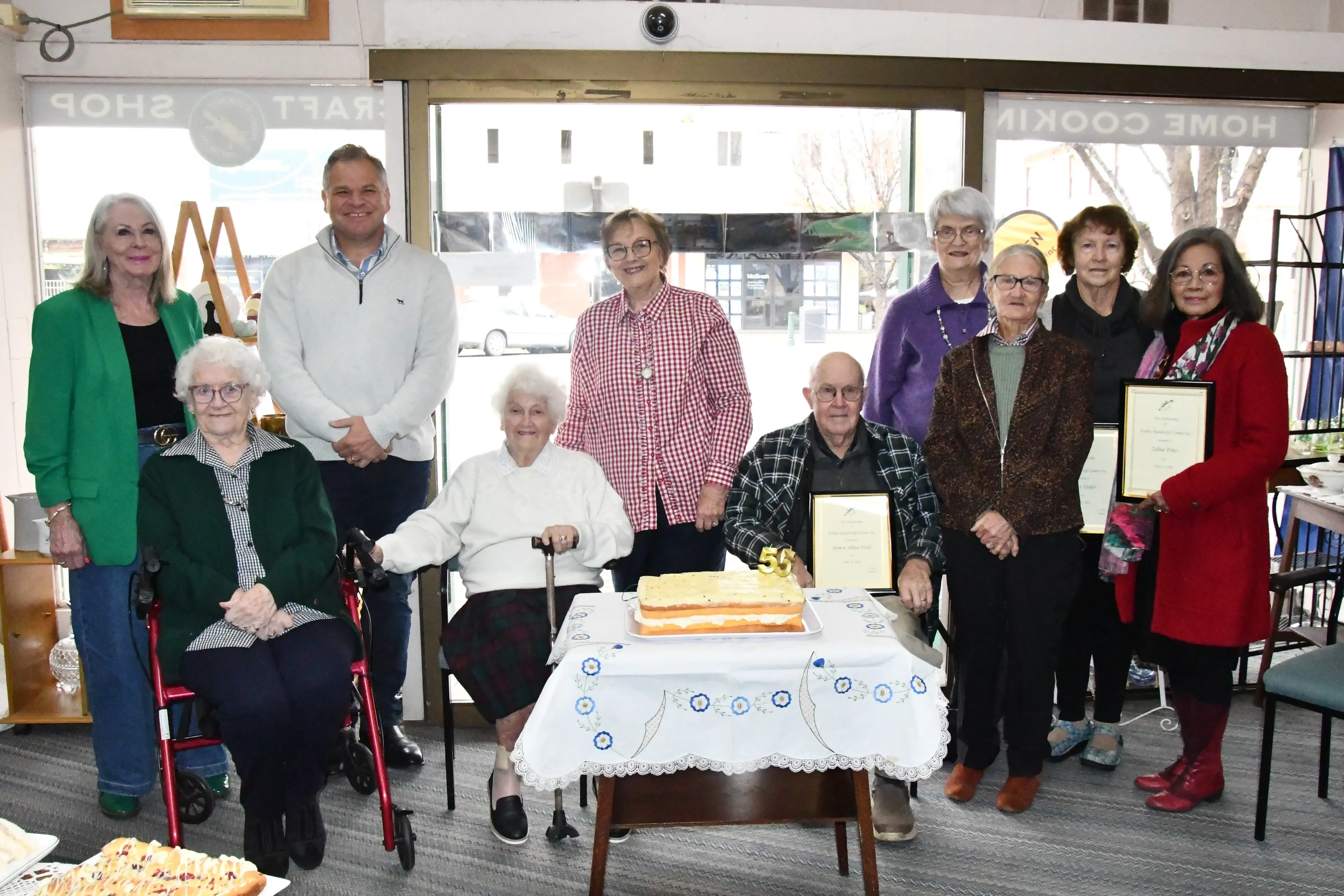<p>Forbes Mayor Phyllis Miller, Life Member Marion Hales, Member for Orange Phil Donato, Pam Toole, Deirdre Quirk, Allan Toole, Cheryl Burridge, Kathy Bray, Penny Taylor and Zelma Fritz.</p>\\n