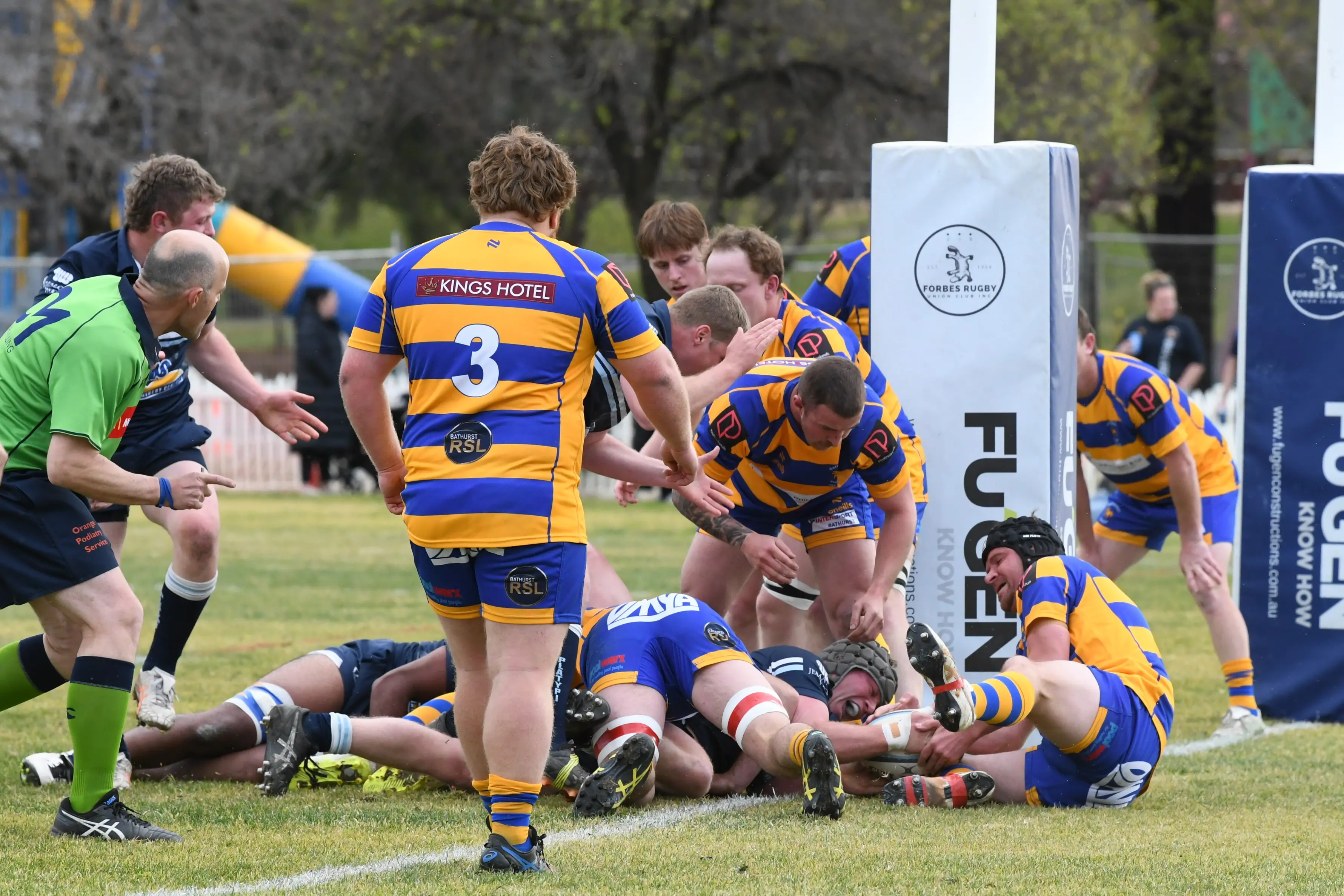 <p>Frazer Duff defies the Bathurst Bulldogs defence for a try at Grinsted Oval on Saturday.</p>\\n