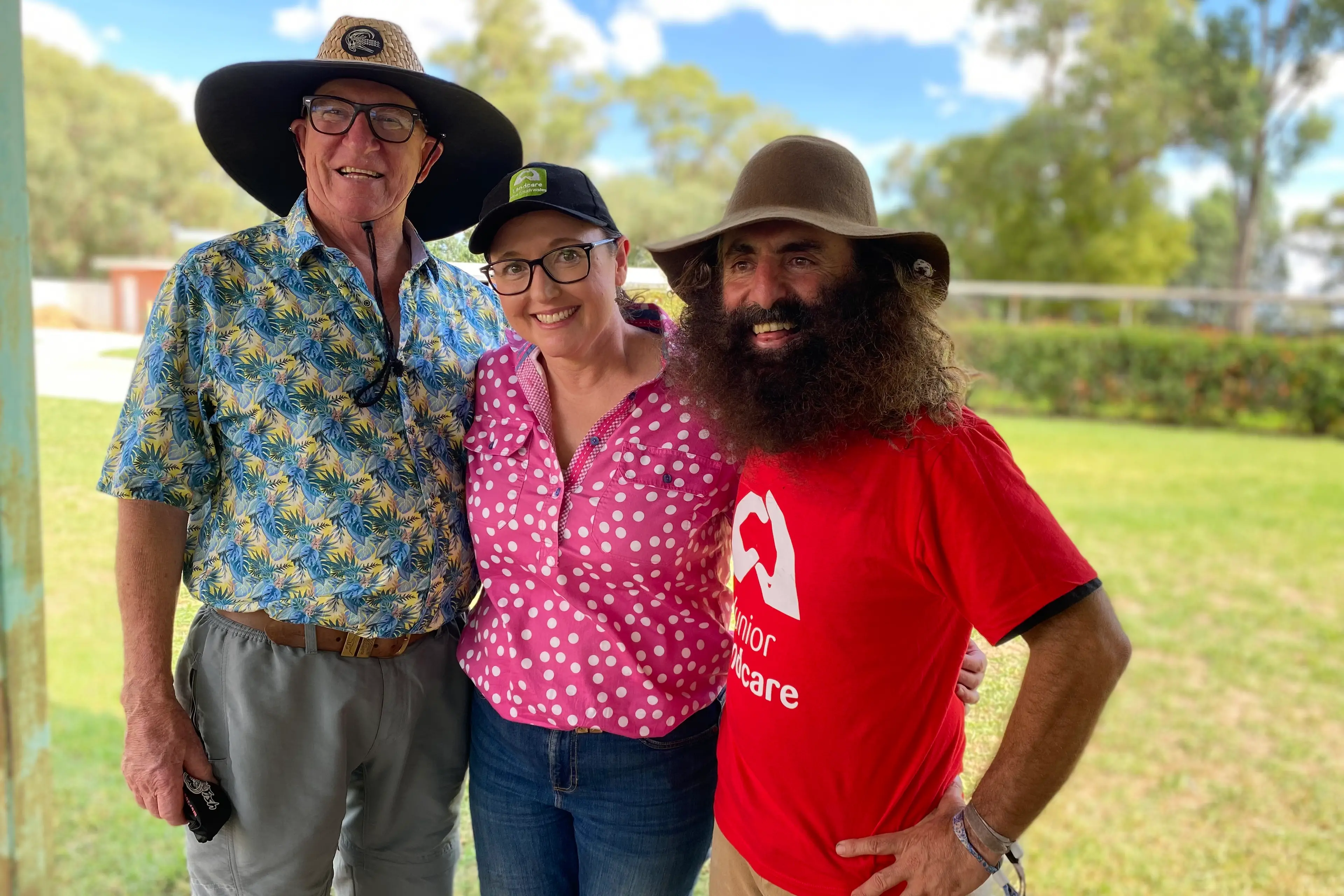 <p>Marg Applebee with Cr Bill Jayet and special guest Costa at Schools Eco Day. </p>\\n