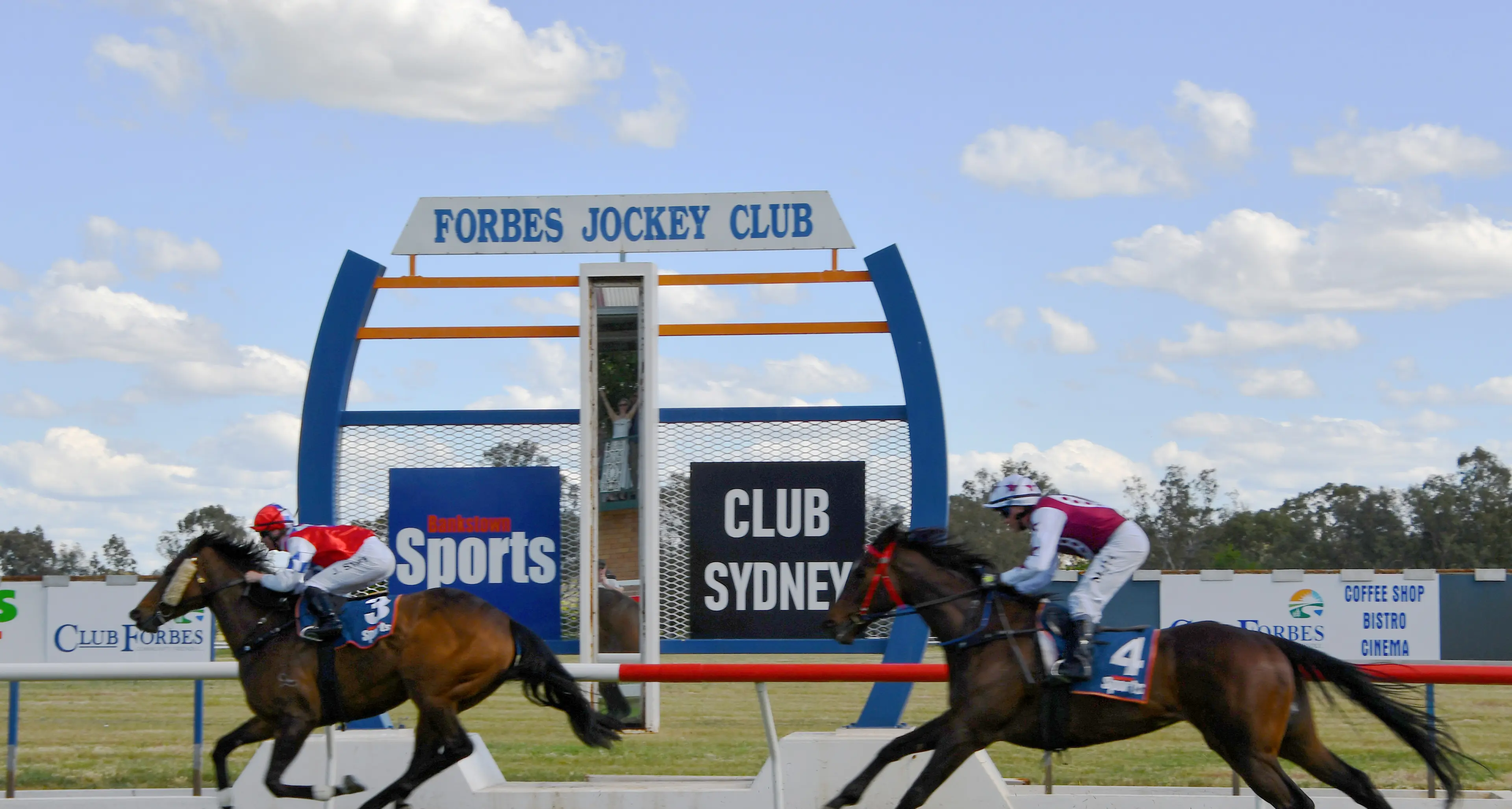 Race meeting finishes in dead heat