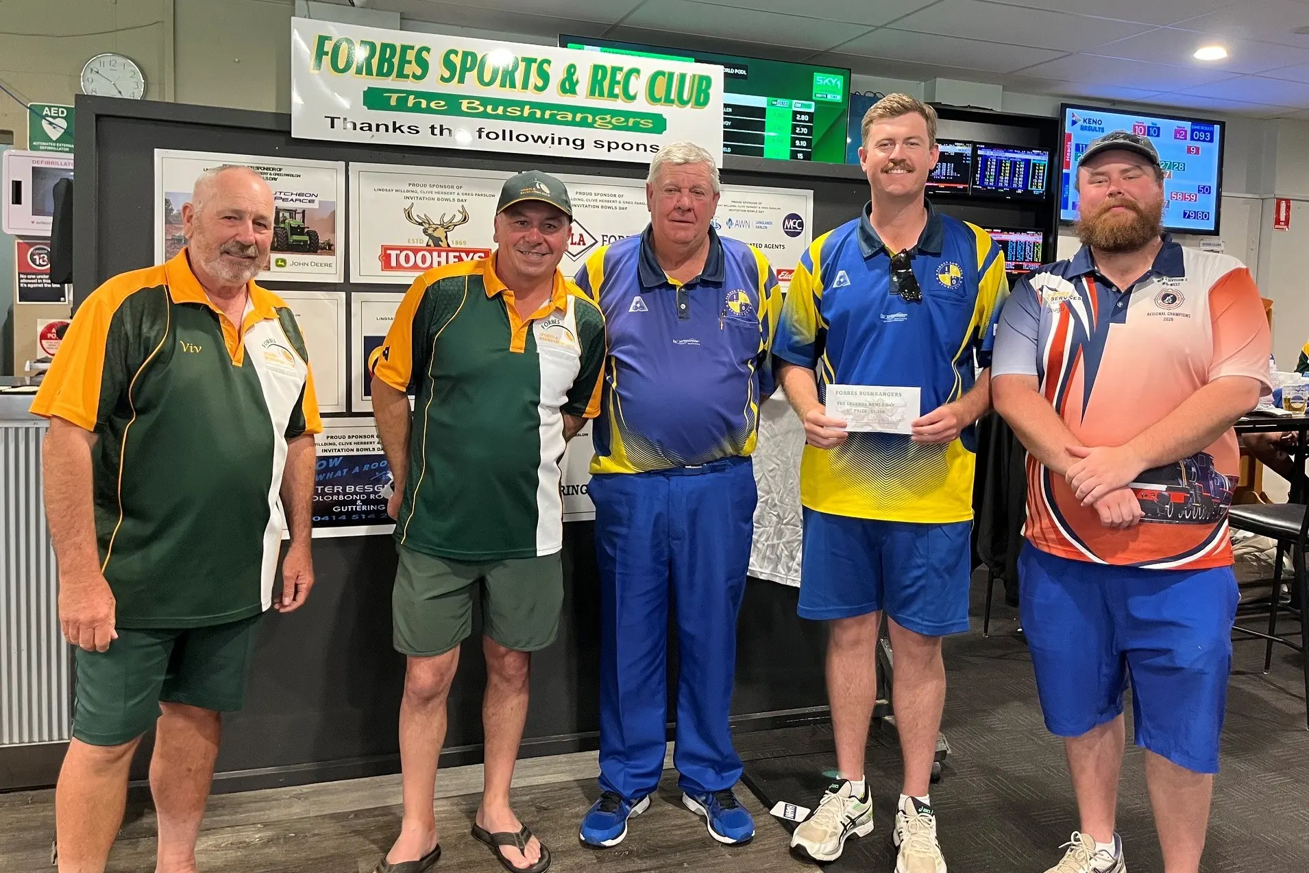 <p>Viv Russell and Robert Dukes congratulate the winners of the Legends Day, Warwick and Matt Parker and Doug Miller from Parkes.</p>\\n
