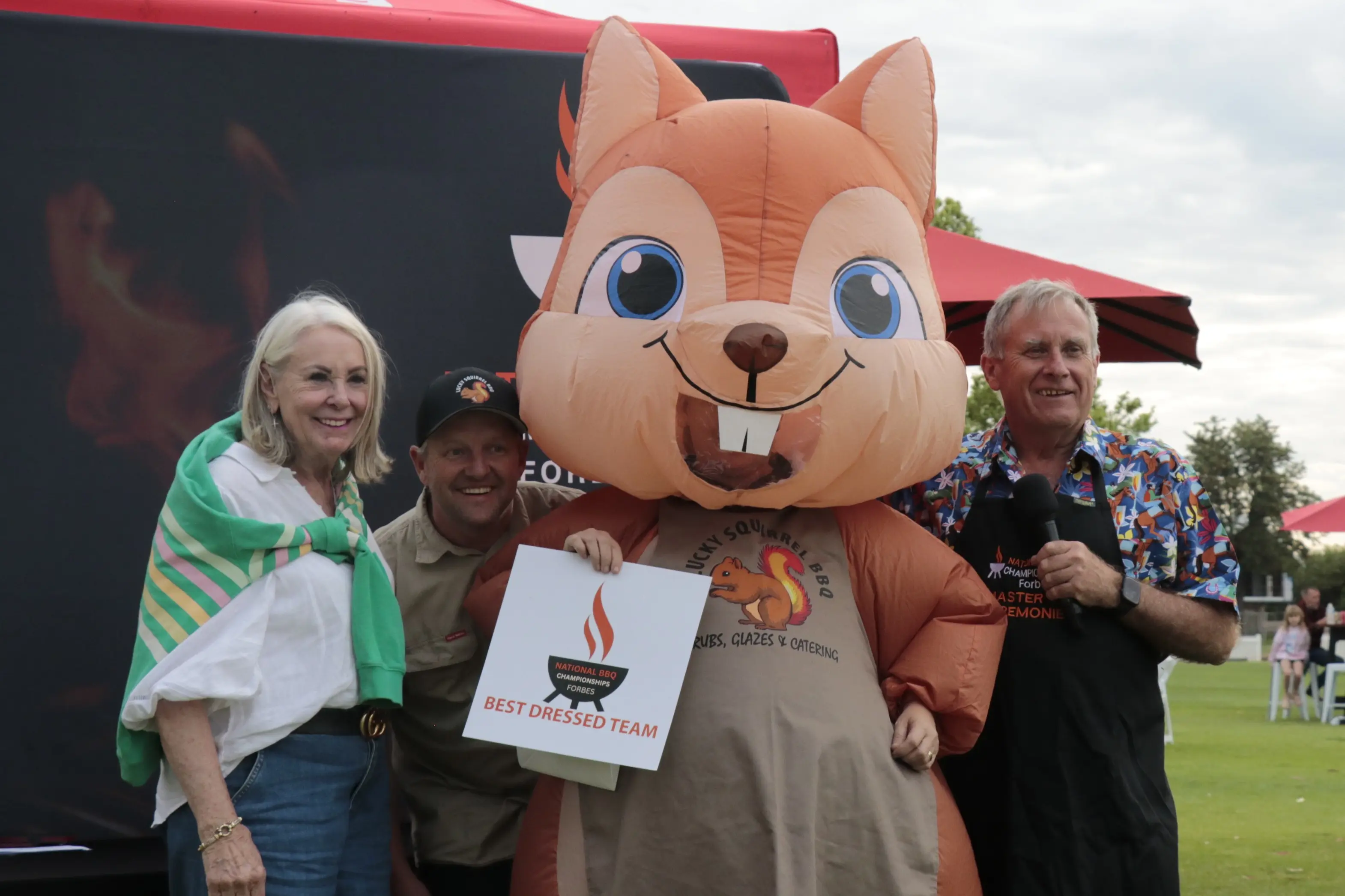 <p>Great grilling and good fun ... Mayor Phyllis Miller and deputy mayor Chris Roylance congratulate Lucky Squirrel on being best dressed team.</p>\\n