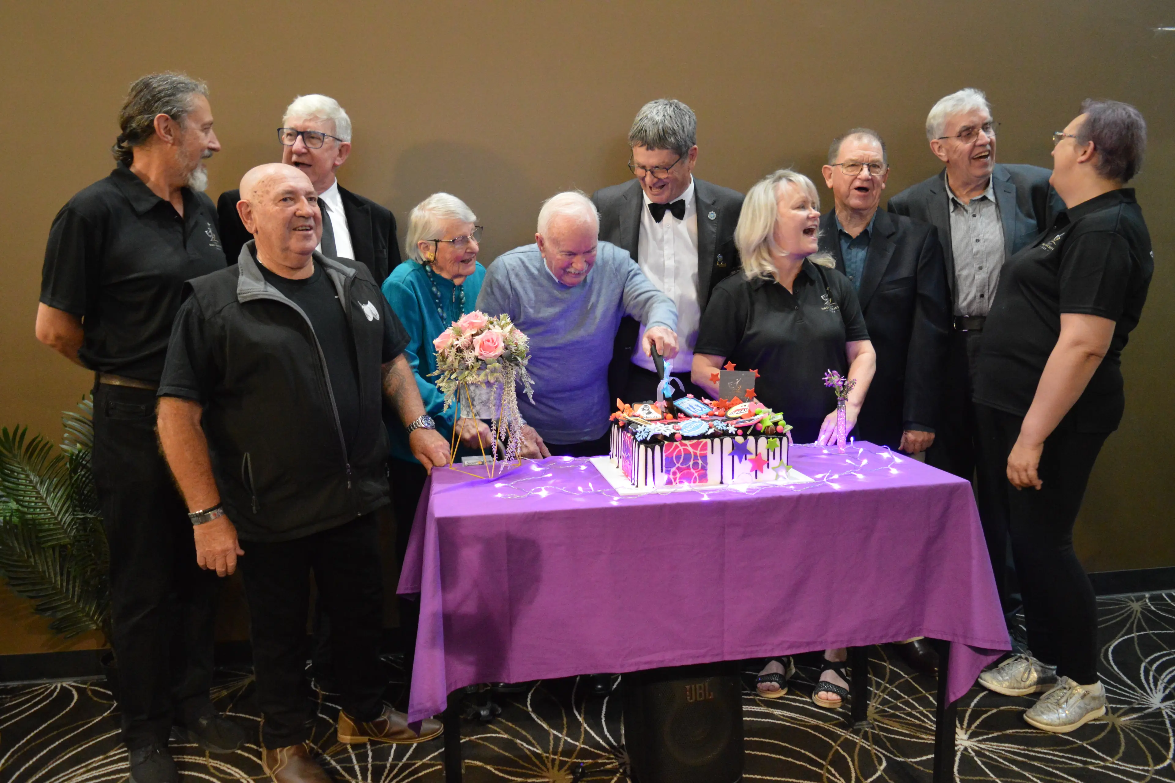 <p>Parkes Musical and Dramatic Society\\u2019s surviving life members had the honour of cutting the anniversary cake before the audience took their seats on Saturday night - from left, Russell Tanswell, Brian Townsend, Bill Jayet, Warwick Tom with his wife (left) Mary, Neil Wescott, Lyn Townsend, Greig Ball, Andrew Hunt and Gail Smith. Absent, Hilary Wright. PHOTOS: Christine Little</p>\\n
